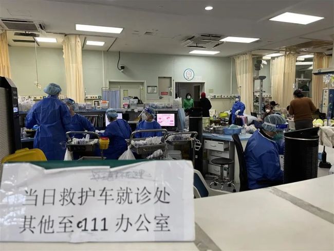 急诊抢救大厅的护士站。李楚悦摄