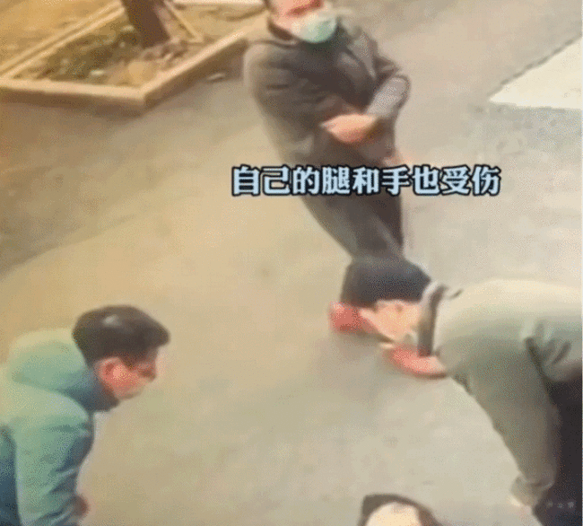 大妈买早餐突然后仰小伙一把扶住
