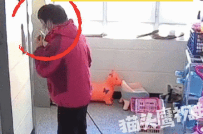 保洁阿姨用唾沫反复擦电梯按键