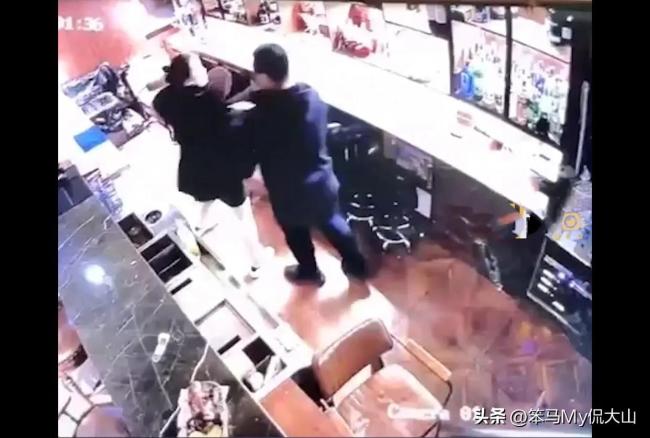 酒吧前台遭醉酒男猥亵当场反击报警：被猥亵还被要求赔钱！
