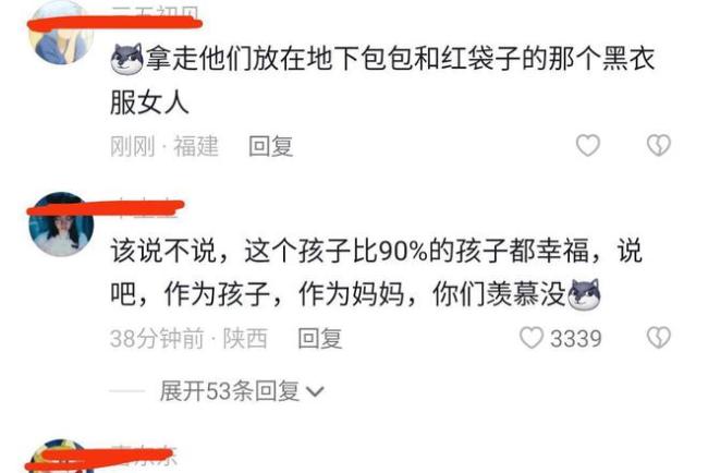 爸爸带孩子扮成恐龙接机，妈妈直接划清界限，我不认识你们俩