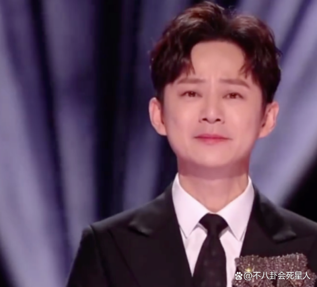 何炅哭着感谢医护人员：你们也曾害怕，但依然义无反顾地冲在前面