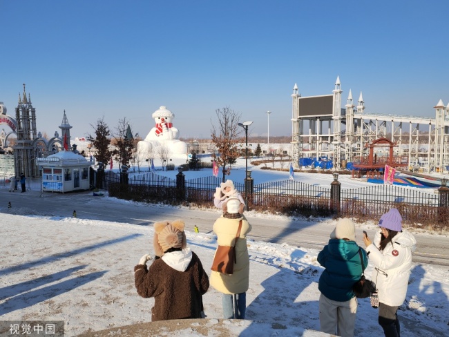 哈尔滨18米高大雪人亮相松花江边