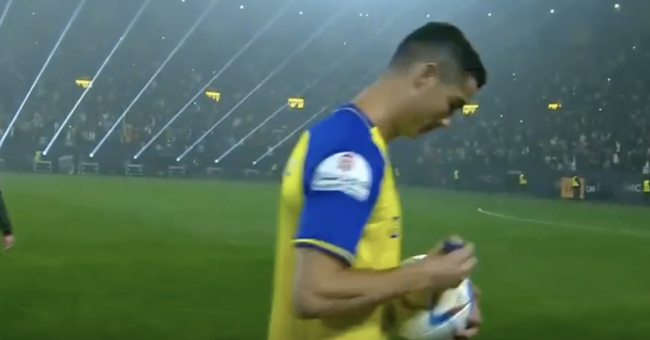 C罗在欢迎仪式上踢出多枚签名足球