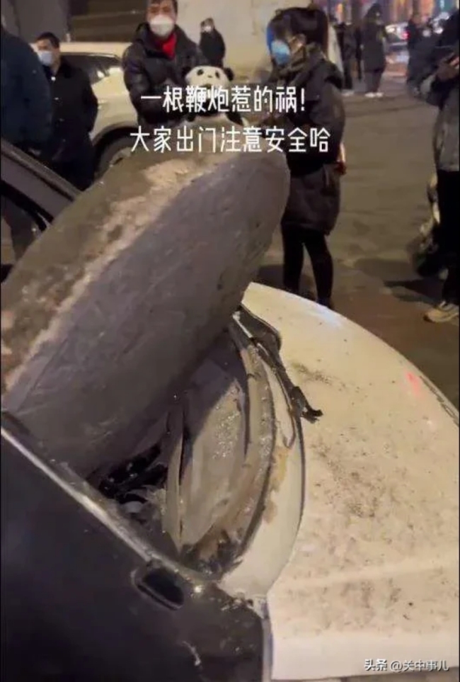 惊险!孩童把鞭炮丢进下水井,井盖被瞬间炸飞砸烂私家车!