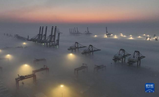河北唐山港京唐港区出现平流雾景观