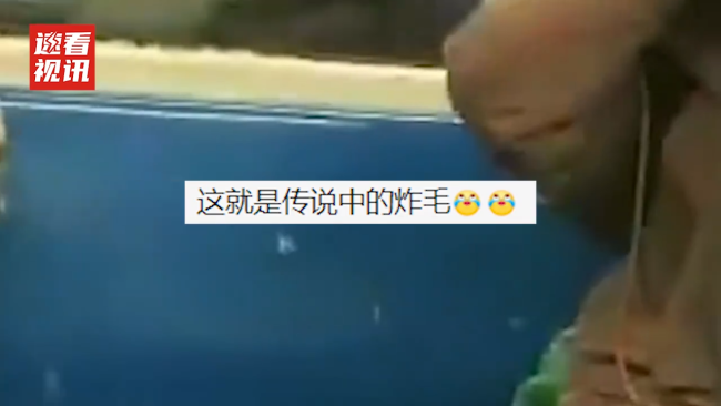 乘客羽绒服炸裂绒毛飘满地铁车厢，场面一度尴尬