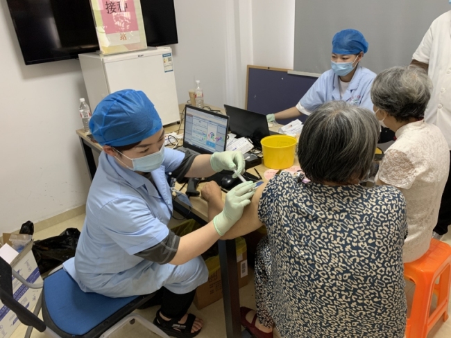 全市各街乡做好全人群疫苗接种服务 特别关注失能老人