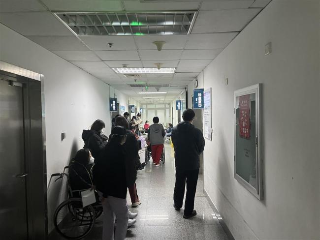 图二:市民在放射科排队(摄影:极目新闻记者刘楒睿)jpg