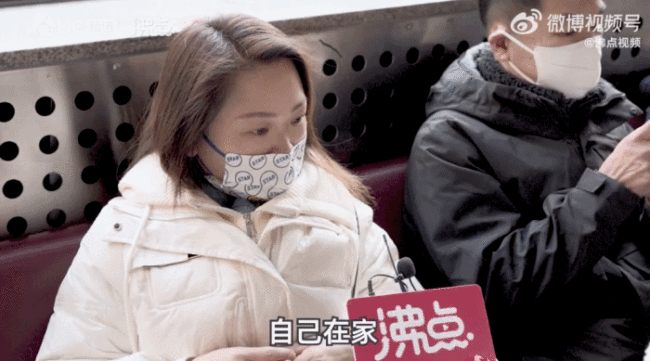 单亲妈妈5年没回家过年，儿子：妈妈没有亏欠我们