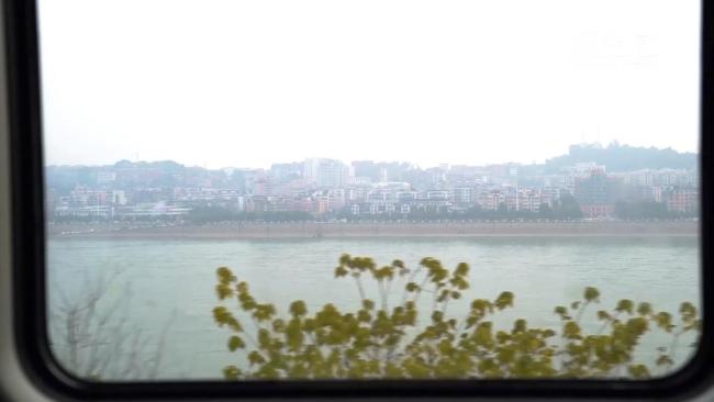 新华全媒+｜从90到350不一样的速度一样的温情