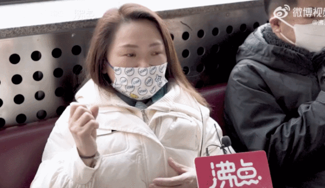 单亲妈妈5年没回家过年，儿子：妈妈没有亏欠我们