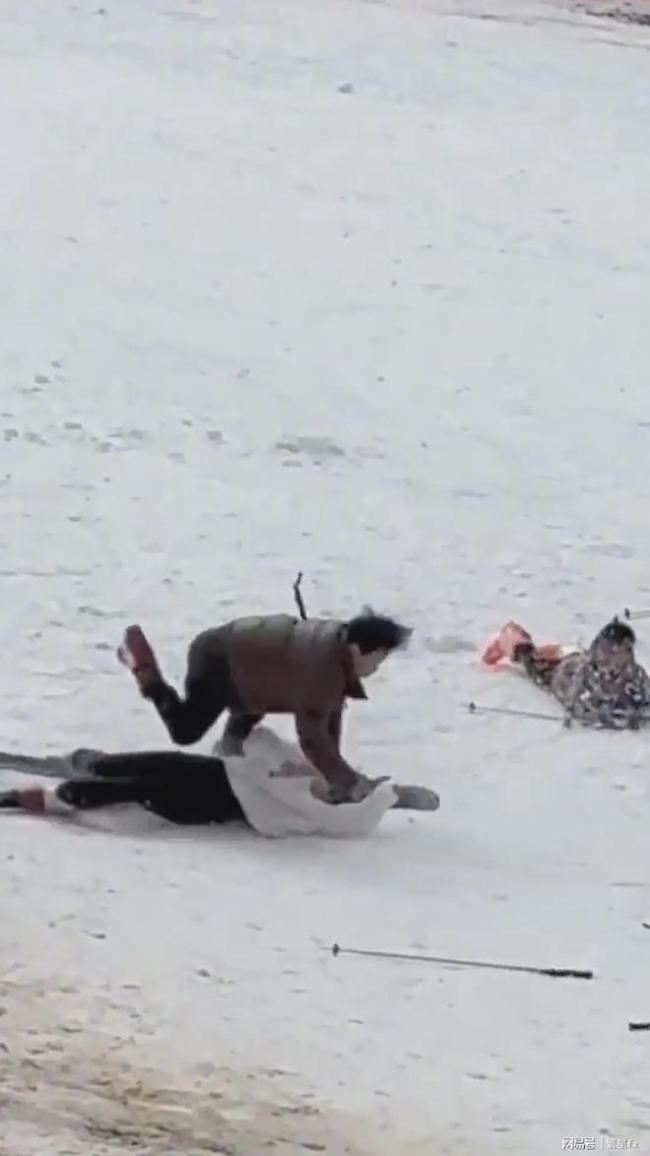 女子滑雪失控与男子撞了个满怀 被调侃：专撞帅哥