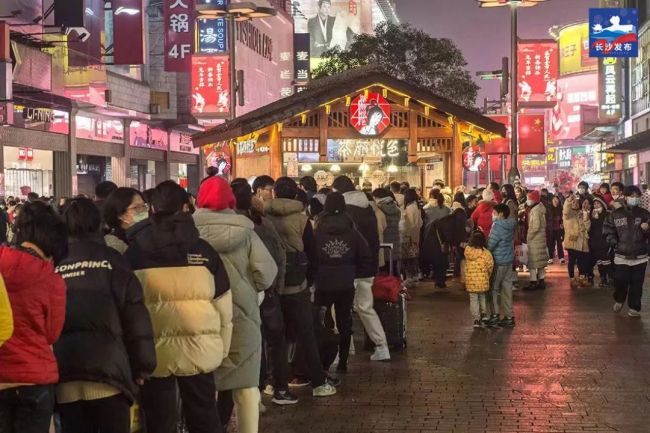 长沙游客吐槽网红店排队4538桌，一饭难求？网友灵魂感叹：全国人民都来长沙过年了吗？