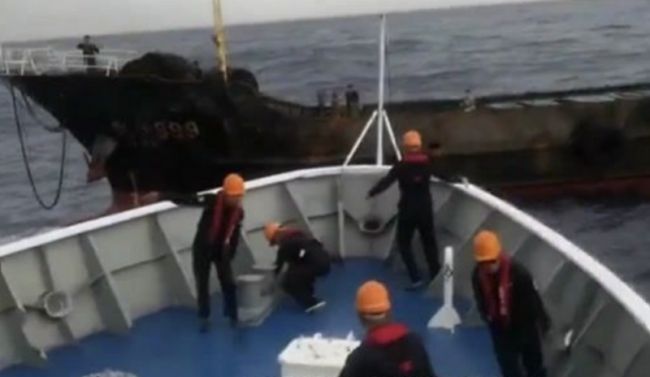 中国渔船菲律宾海域遇险7名船员获救画面曝光！船体破损