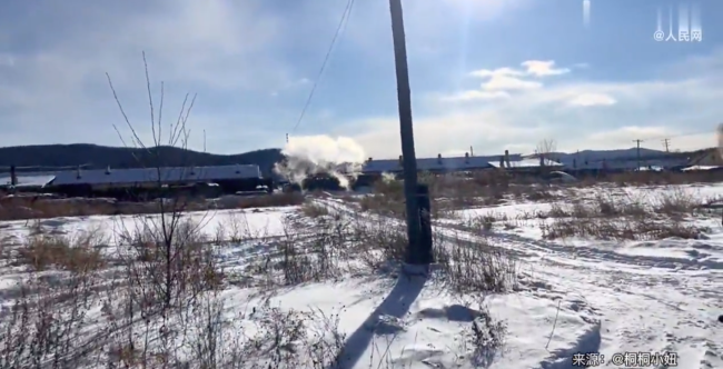 在东北玩"泼水成冰"变成云飘走了 东北的云都是自己动手做的吧