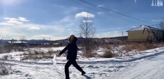 在东北玩"泼水成冰"变成云飘走了 东北的云都是自己动手做的吧