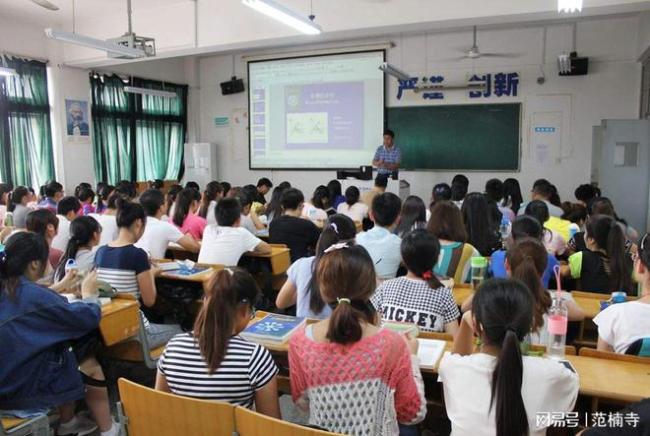 胡鑫宇去世后，学校走廊加装围栏 围墙加装摄像头和铁丝网