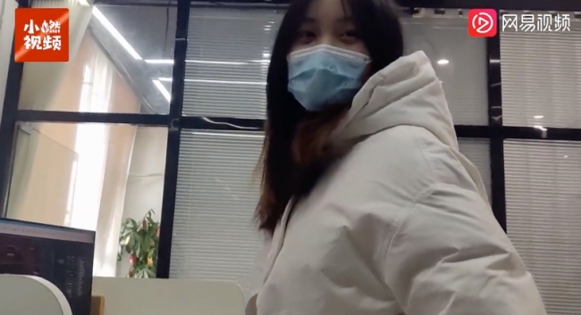 女子开工第1天和领导提辞职，一步三回头很不安，提完后表情真实