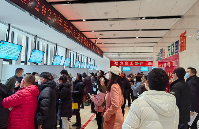 招聘展位被“秒光”  年后现场招聘会再现人头攒动  企业面谈更为便利