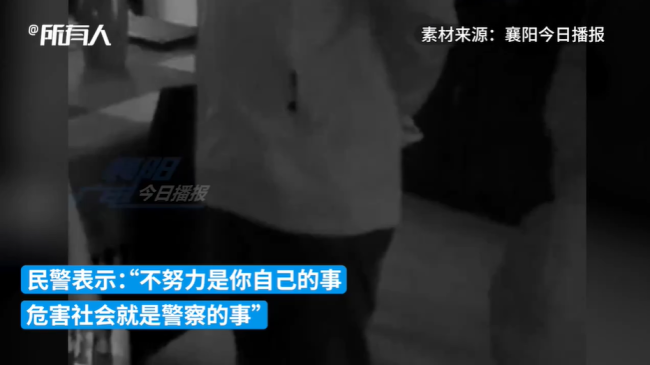 初中男生关在房间烧寒假作业