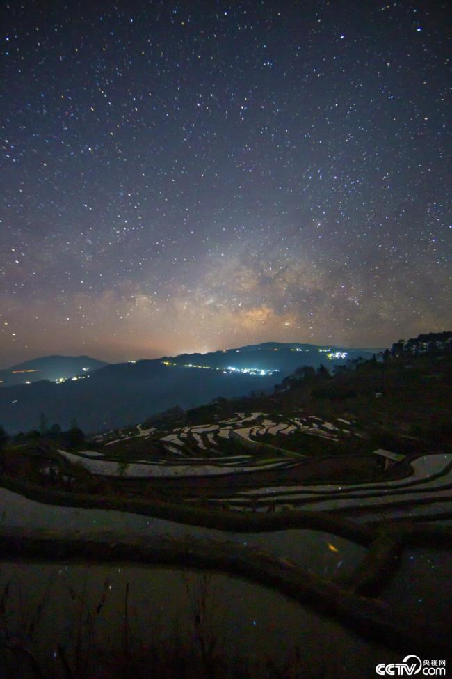 云南红河：哈尼梯田倒映繁星点点