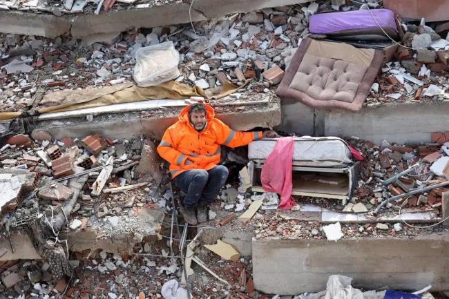 土耳其地震 父亲在废墟里牵着遇难女儿的手不肯离去
