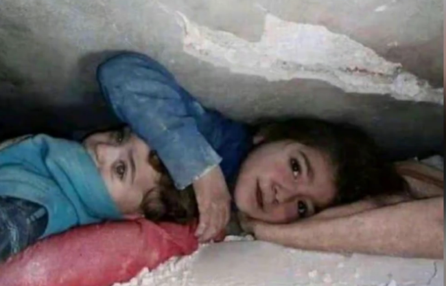 7岁土耳其女孩废墟中保护弟弟17小时 亲情令人动容