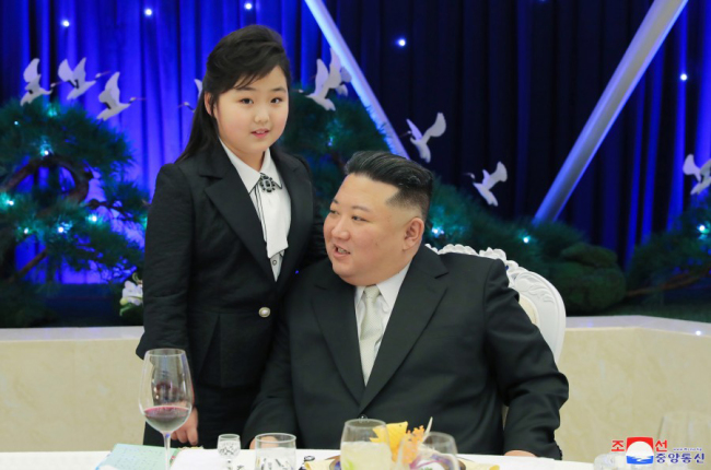 现场！金正恩与女儿手牵手出席建军节庆祝宴会 合影照片曝光