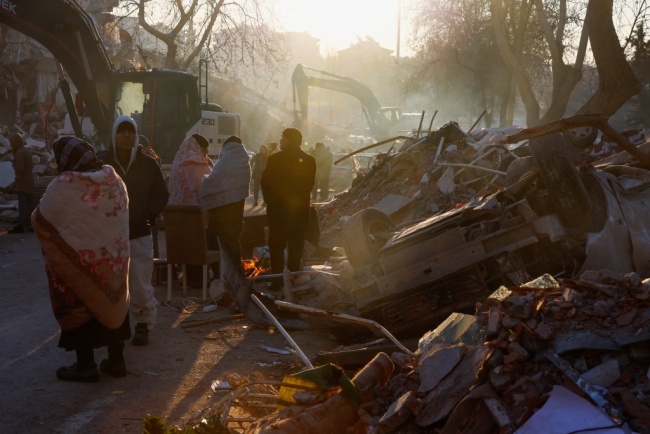 伊拉克女子因地震失去7位亲人 逃离战争却死于地震
