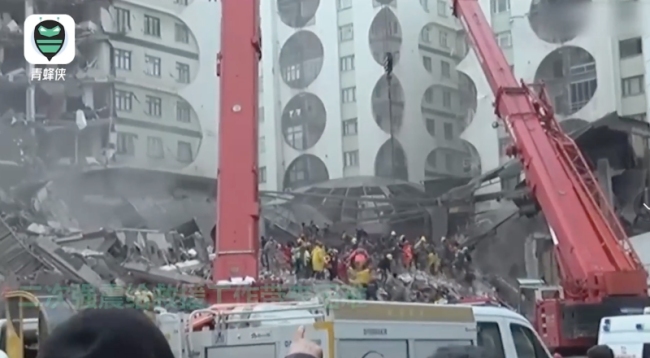 土耳其地震惊险瞬间：救援人员正在搜救旁边大楼轰然倒塌