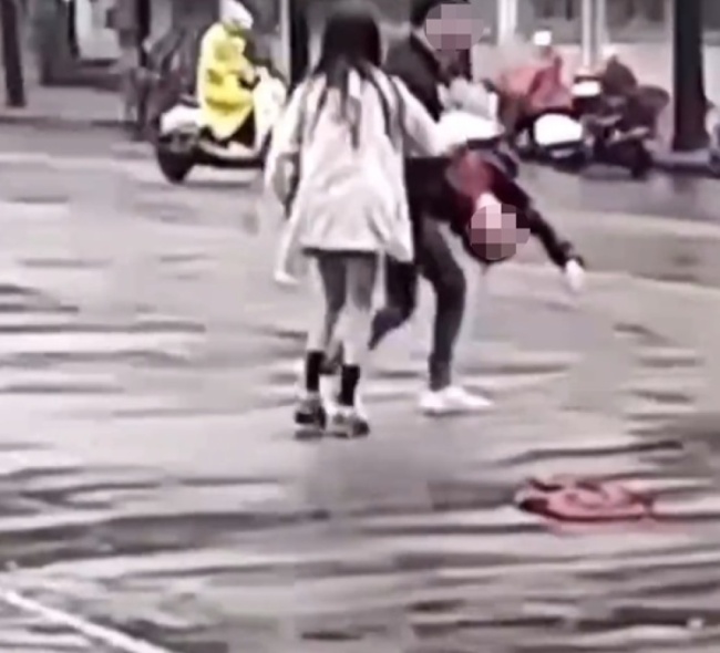 柳州一男子当街殴打女子20多分钟，还扇了围观群众一巴掌 男子尚未抓捕归案