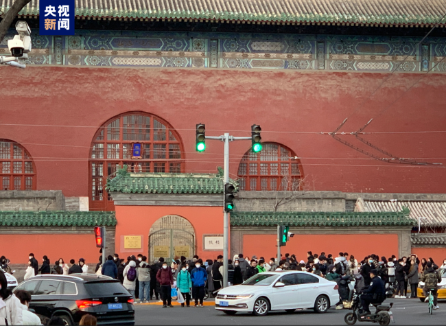 北京鼓楼走红网络 打卡拍照要注意安全 车流交汇太拥挤