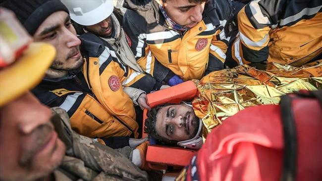 土耳其女子获救后转天不幸离世 救援队员强忍泪水互相安慰