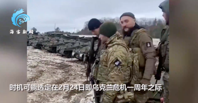 乌军在乌东冰天雪地中大批量集结：装甲车整齐列阵 士兵全副武装