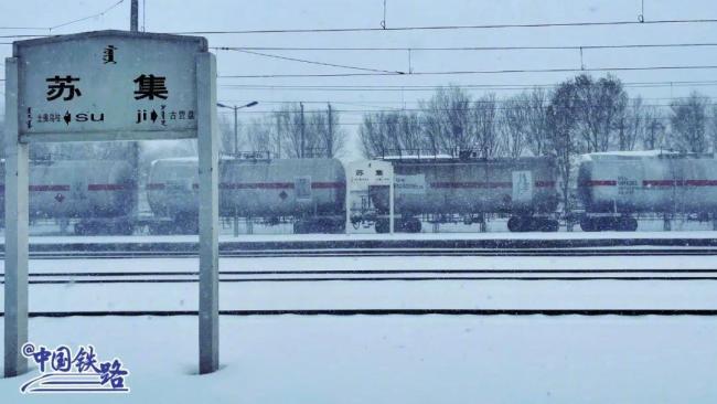 大雪中行进的列车，有多美？