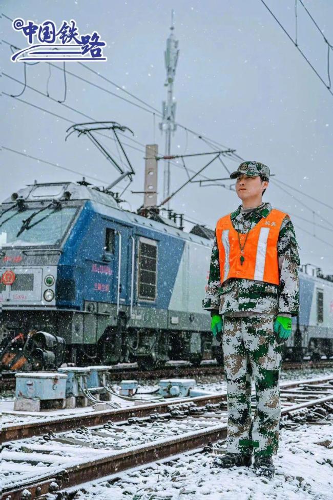 大雪中行进的列车，有多美？