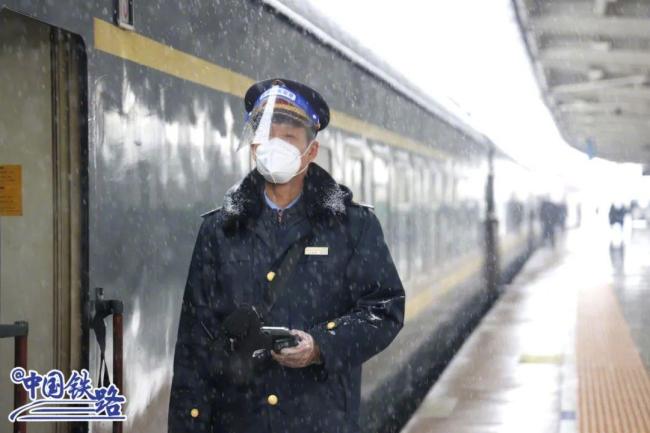 大雪中行进的列车，有多美？