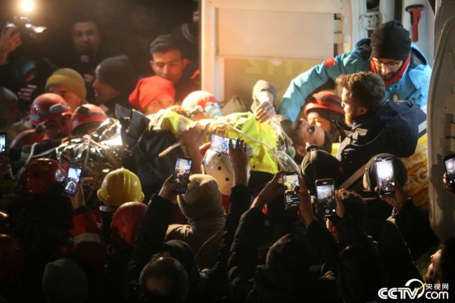 被困140小时后 土耳其27岁男子成功获救