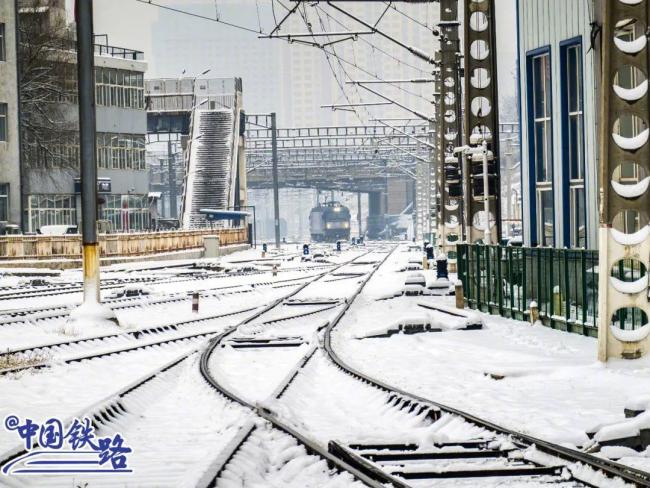 大雪中行进的列车，有多美？