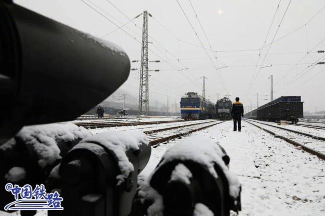 大雪中行进的列车，有多美？