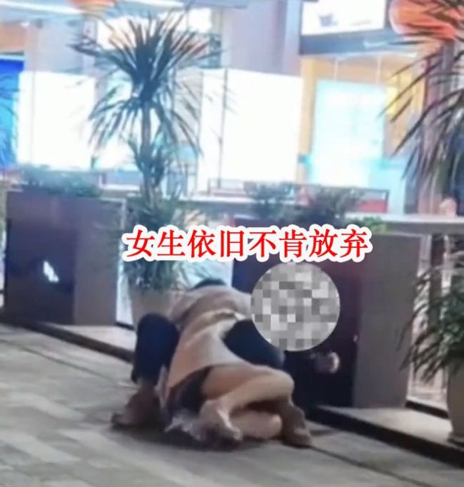女孩表白被拒后 当街扑倒男生，网友：男孩子在外要保护好自己