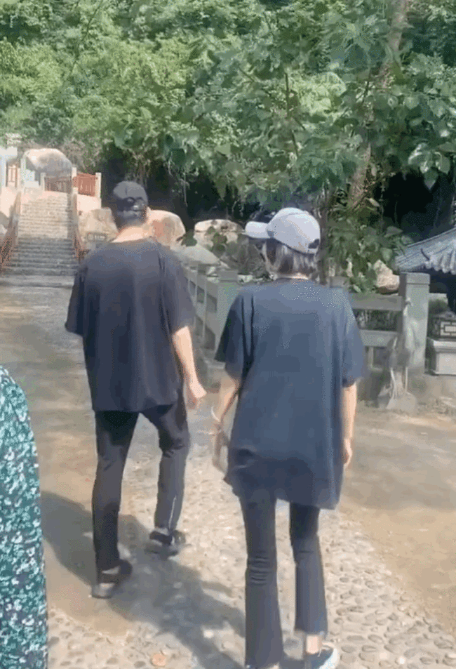 网友海南偶遇秦岚魏大勋 魏大勋你小子真的好福气啊都是美女