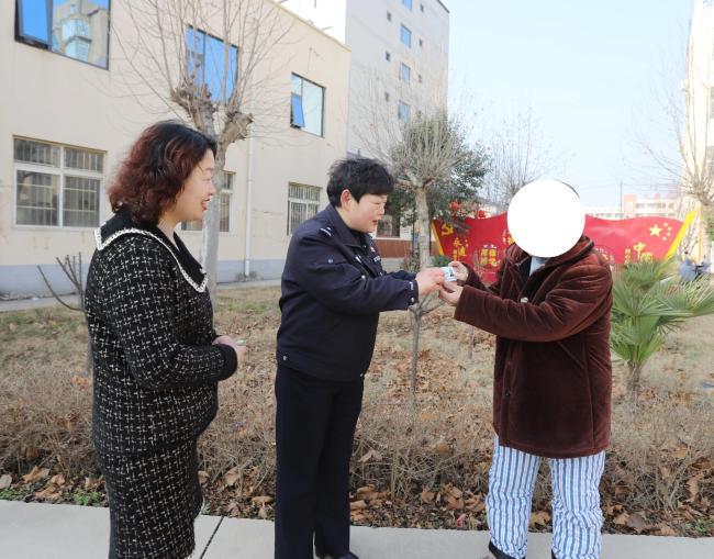 走失14年河南男子回家现场，拿到身份证爱不释手，笑容挂在脸上