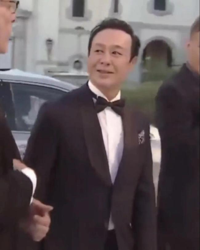 张颂文出席威尼斯电影节 “强哥”也太帅了吧