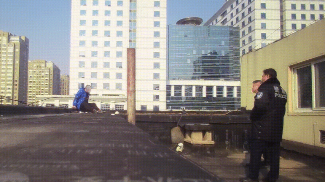 “我给你放60年代老歌吧！”男子想跳楼，民警却在一旁放起歌 那飞身一扑太帅了