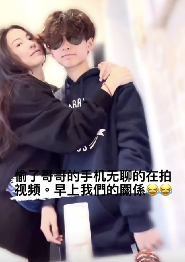 张柏芝与次子花式摆拍，越来越像谢霆锋 身高已经超过妈妈