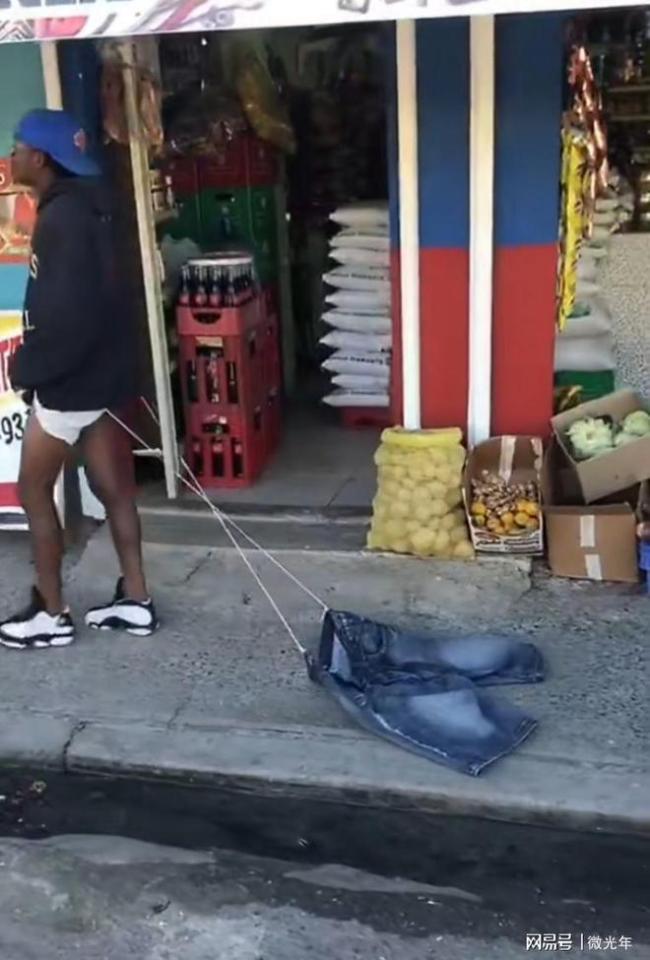 广州一男子西海岸打扮坐地铁，网友：看着就尴尬 已经抠出来一套三室一厅了