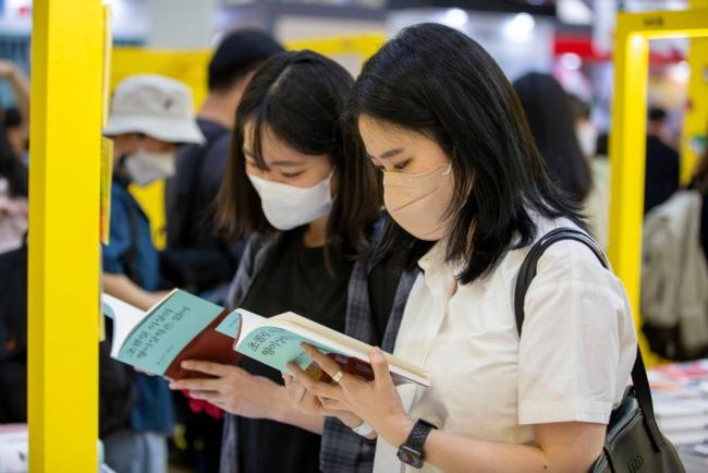 韩国人口自然减少12万 
