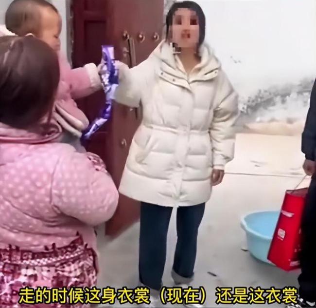 夫妻把娃丢亲戚家不过问还嫌照顾得不好 网友：不懂感恩的人不会幸福